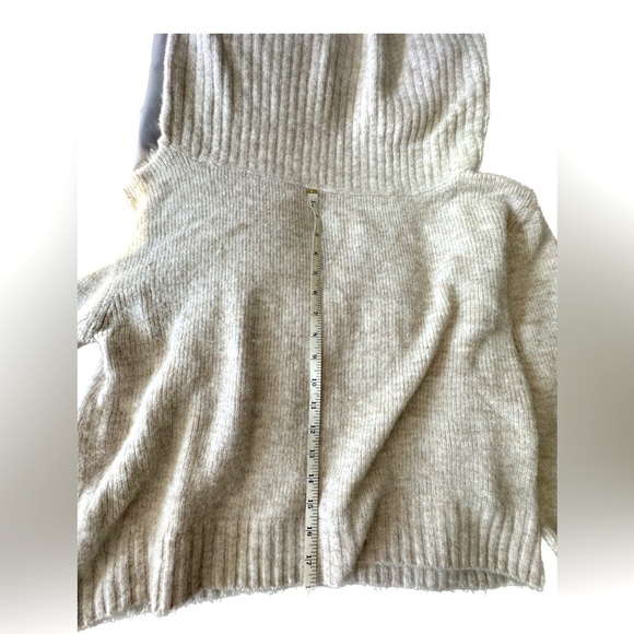 Crop Beige Knit Sweater - Picture 4 of 5